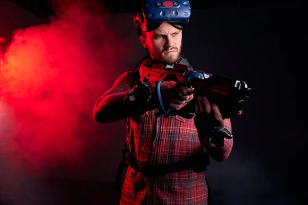 Zijaanzicht op de man met VR-wapen — Stockfoto