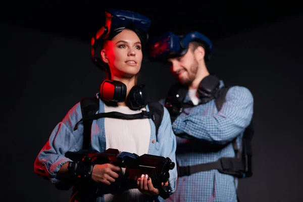 Realtà virtuale, moderna hi-tech. Uomo e donna in studio — Foto Stock