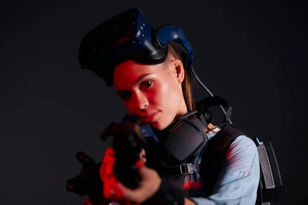 Nahaufnahme Porträt einer Frau mit VR-Waffe — Stockfoto