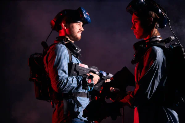 Casal de jogadores juntos em estúdio realidade virtual — Fotografia de Stock