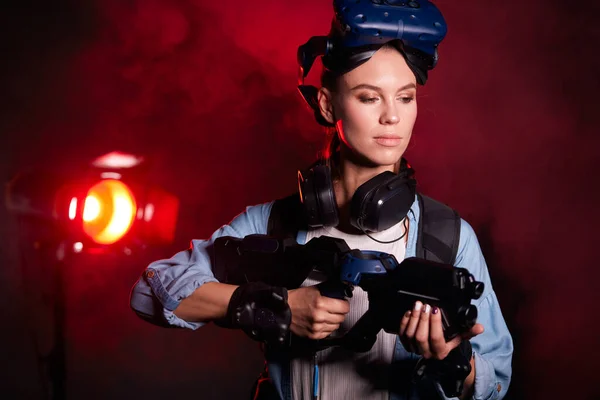 Giocatore femminile con VR shooter im mani — Foto Stock