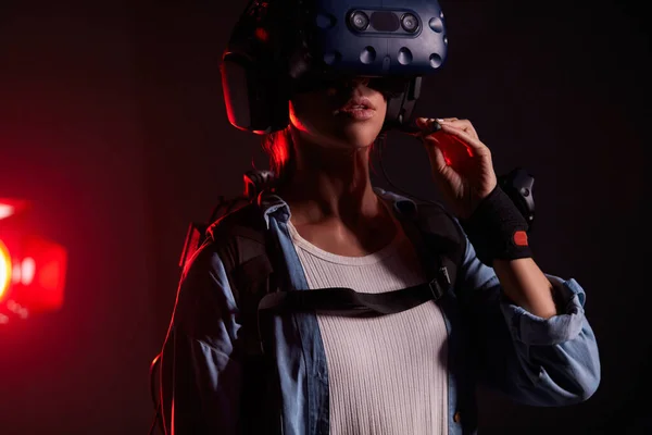 Attraente cyber operatore femminile nel gioco VR — Foto Stock