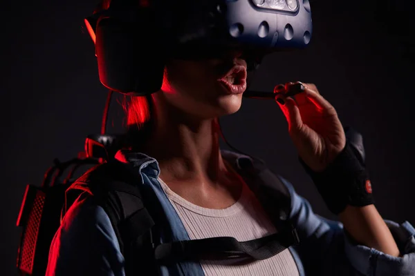 Bella cyber operatore femminile in VR gioco — Foto Stock