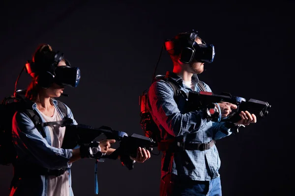 Fantastico VR gioco di squadra giovane coppia — Foto Stock