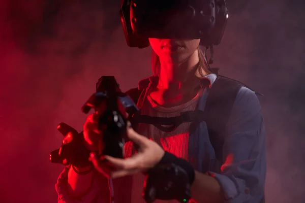 Donna con arma vr, interazione della realtà virtuale — Foto Stock