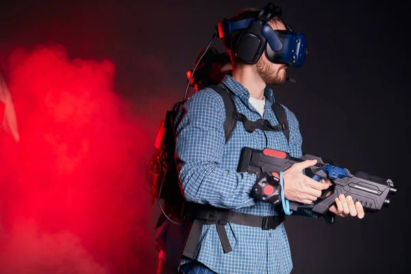 Uomo che gioca VR gioco cecchino con arma realtà virtuale e occhiali — Foto Stock