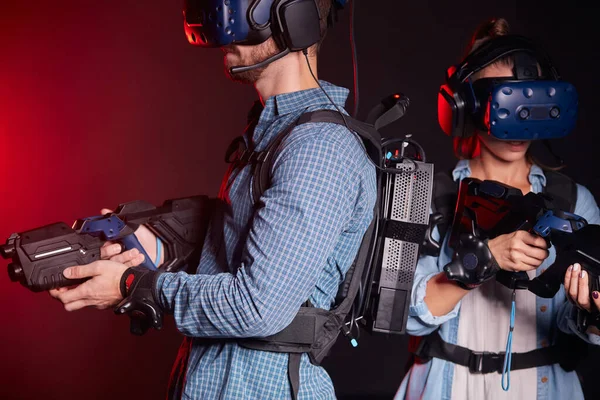 Coppia gioco sparatutto VR con pistola realtà virtuale e occhiali VR — Foto Stock