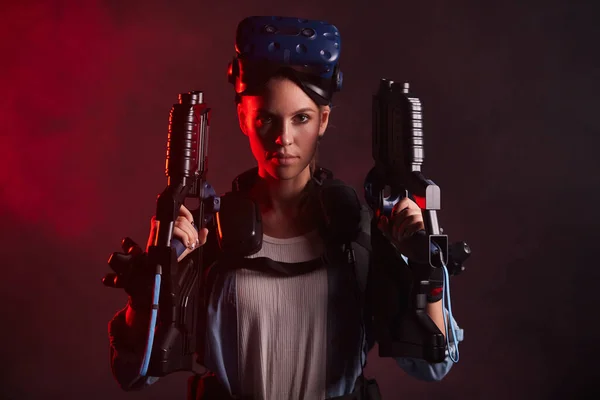 Porträt einer selbstbewussten Frau mit Waffen für VR-Spiel — Stockfoto