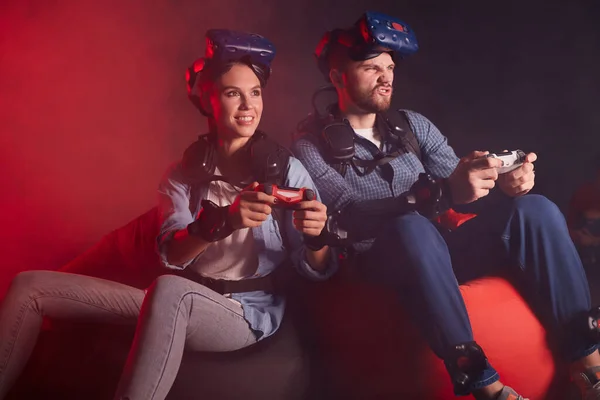 Couple enthousiaste après le jeu en réalité virtuelle dans la salle de jeu — Photo