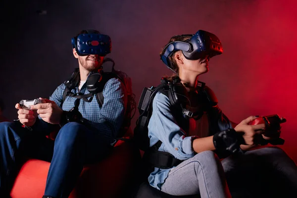 Giovani amici felici che giocano ai videogiochi indossando occhiali di realtà virtuale nel gioco — Foto Stock
