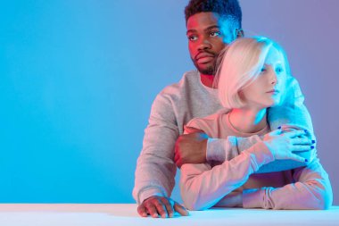 Yakınlık, kadın ve erkek birbirlerine sarılıyorlar.