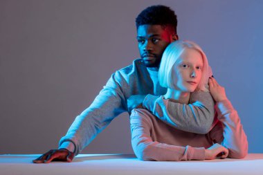 Genç adam ve kadın planlarına odaklandılar.