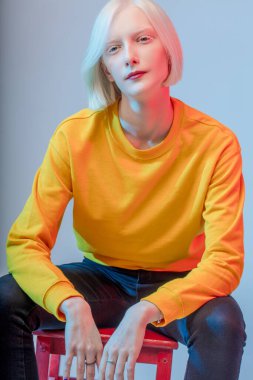 Dikkatsiz kız dinleniyor.