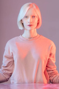 Uzaylı kavramı. Albino kameraya bakıyor.