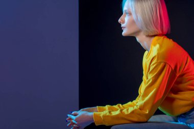 Düşünceli çekici kız dinleniyor.