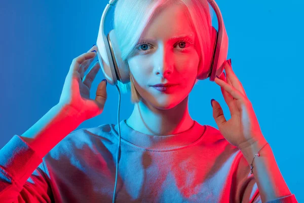 Feminino amante da música, cantor executando uma música — Fotografia de Stock