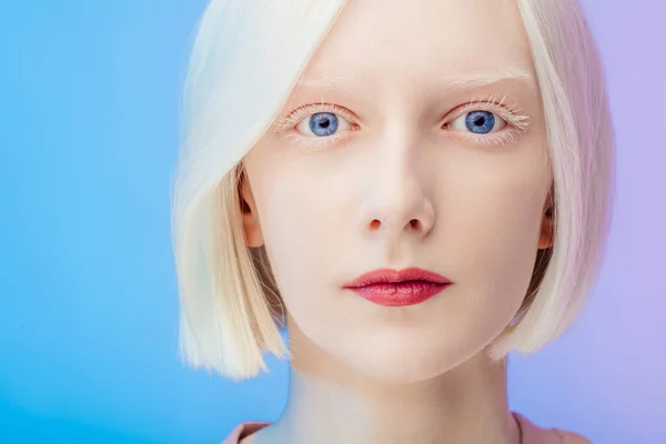 Impresionante hermoso albino con maquillaje y ojos azules mirando a la cámara —  Fotos de Stock