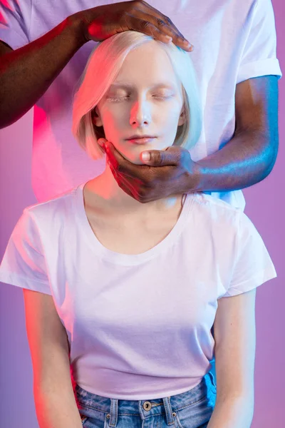 Man is het uitvoeren van een truc met mooie albino meisje — Stockfoto