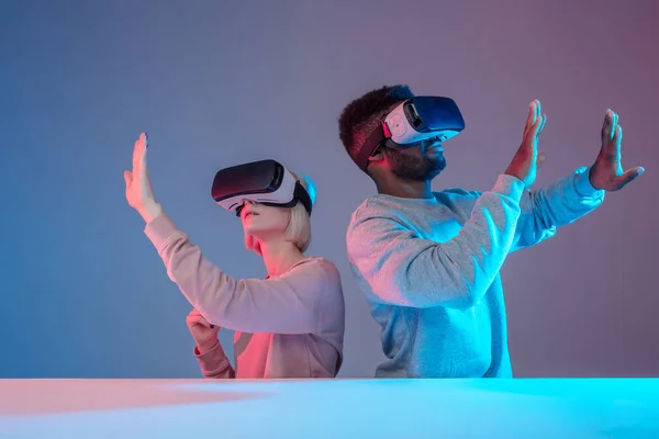 Diversos amigos divertidos disfrutando de la tecnología VR — Foto de Stock