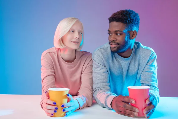 Happy young people enjoying time with each other — Stock Photo, Image