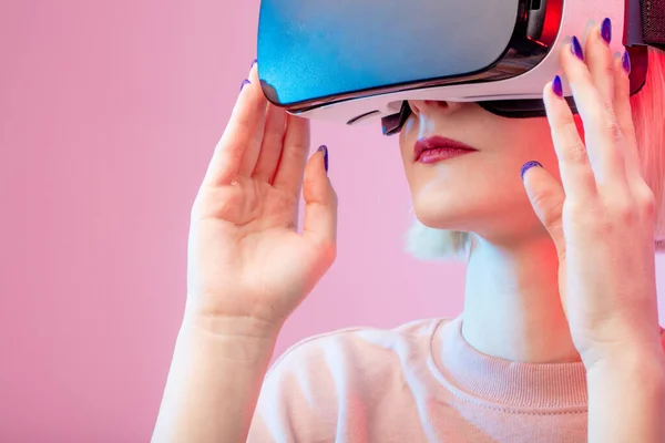 Chica positiva divirtiéndose con gafas de realidad virtual auriculares — Foto de Stock