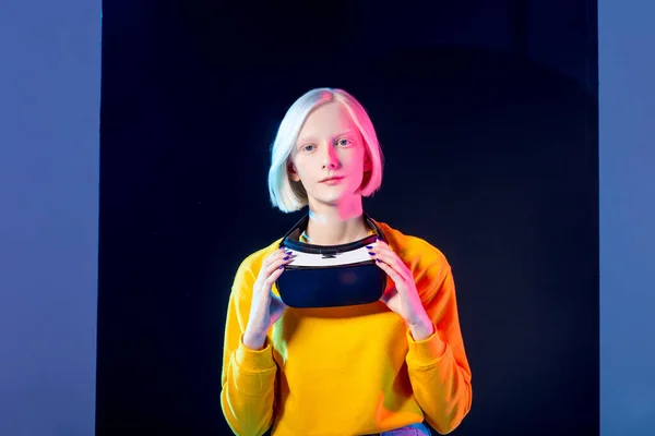 Modelo sério com uma pele de plae em suéter elegante amarelo posando para a câmera — Fotografia de Stock