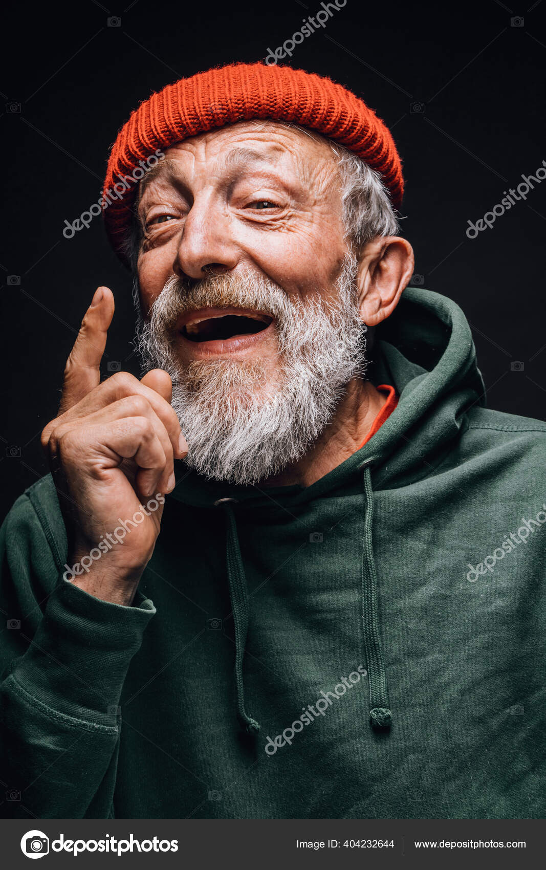 Happy 70 år gammel optimist mann med smilende rynkete ansikt, isolert på  svart – stockfoto © ufabizphoto #404232644, image size:1067x1700
