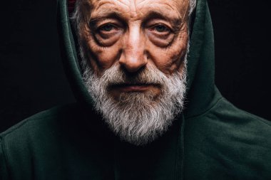 Buruşuk suratlı, yaşlı gri sakallı balıkçı portresi, şiş üzgün gözler.