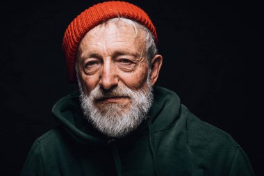 Buruşuk suratlı, yaşlı gri sakallı balıkçı portresi, şiş üzgün gözler.