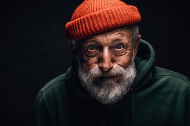 Yaşlı büyükbaba günlük kıyafetlerini giyer çok mutlu ve heyecanlı hisseder..