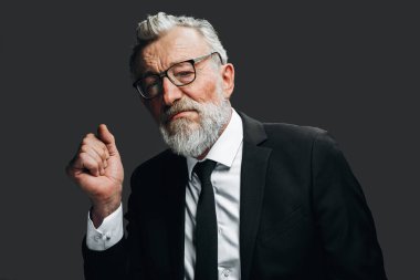 Beyaz arka planda siyah takım elbiseli yakışıklı yaşlı CEO portresi.