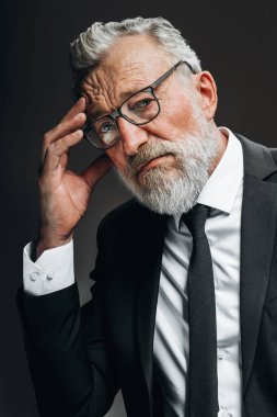 Gergin, olgun bir iş adamı stresli görüşmelerden sonra endişeleniyor..