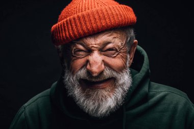 Yaşlı büyükbaba günlük kıyafetlerini giyer çok mutlu ve heyecanlı hisseder..
