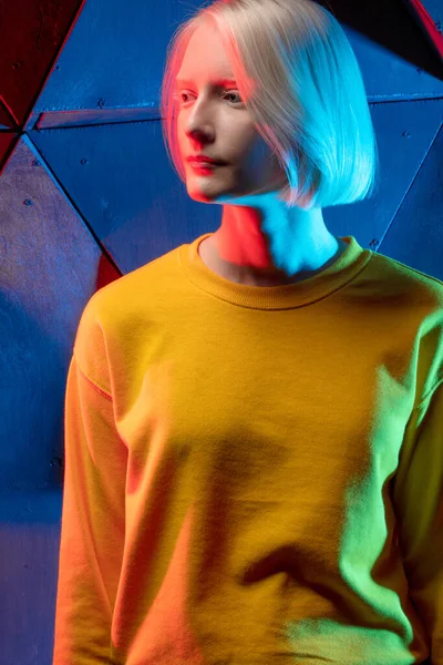 Kadın robot yana bakıyor.