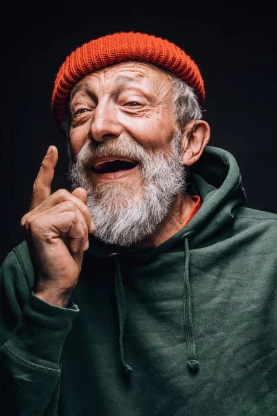 Feliz homem otimista de 70 anos com rosto enrugado sorridente, isolado em preto — Fotografia de Stock