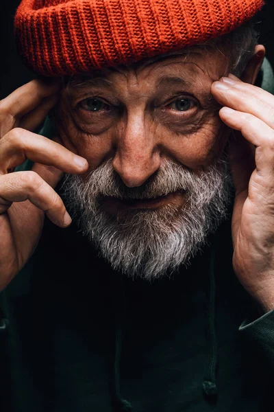Бородатый старик с морщинистым выветрившимся лицом и усталыми глазами, выражающими надежду. — стоковое фото