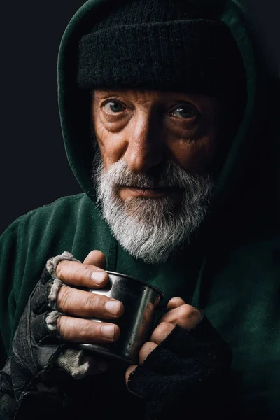 Elderly beggar being frozen outside, drinking hot water to get warm. Homeless. — Stock Photo, Image