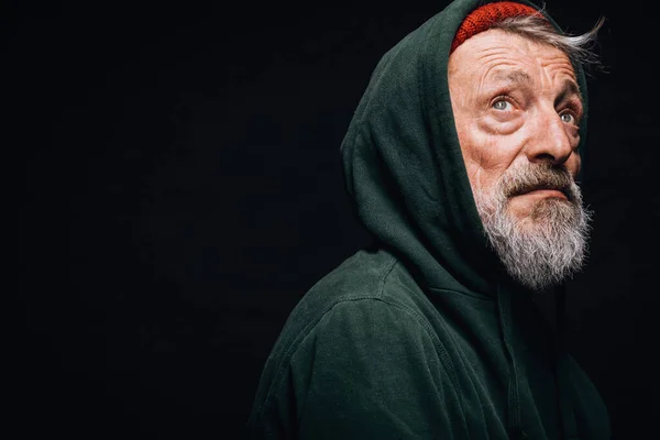 Experienced old man with wrinkles, dressed in warm shabby clothing as a tramp — Stock Photo, Image