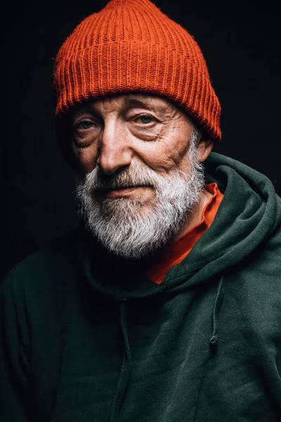 Retrato velho pescador de barba cinza com rosto enrugado resistido, olhos tristes inchados — Fotografia de Stock