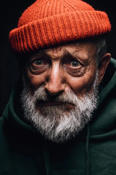 Retrato viejo pescador de barba gris con la cara arrugada envejecida, ojos tristes hinchados —  Fotos de Stock