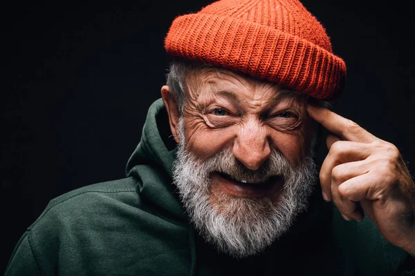 Homem velho emocional com o rosto enrugado e barba cinza fazendo gesto de suicídio — Fotografia de Stock