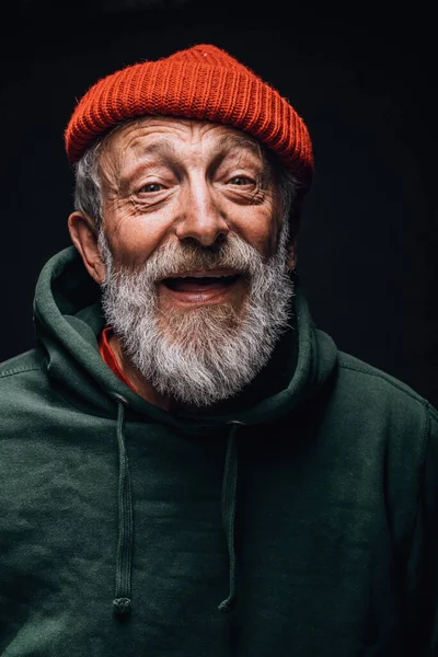 Homem velho barbudo com rosto enrugado e olhos cansados expressam positividade. — Fotografia de Stock