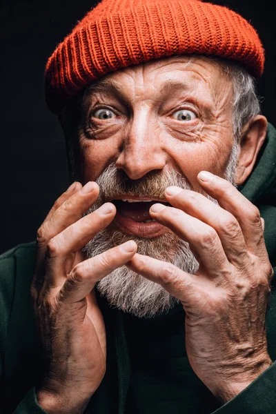 A happy elderly man looking extremely surprised and astonished, close up face. — Stock Photo, Image