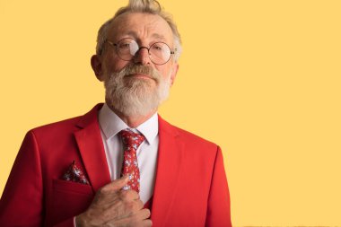 Mutlu gülümseyen üst düzey yönetici iş adamı, şık kırmızı takım elbiseli, kravatlı..