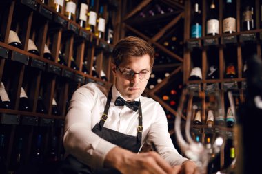 Şarap tadımcısı not defterine şarap menşei ve tadı hakkında bilgi yazmış..