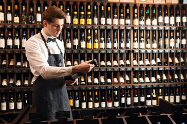 Sommelier müşteriye kırmızı şarap ikram ediyor.