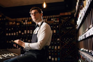 Sommelier şarap evine şarap ürünleri hakkında bilgi bırakıyor.