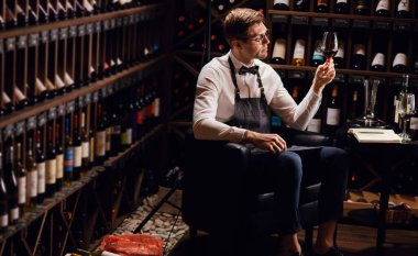 Şarap dükkanındaki mağara adamı, restorandaki şarap garsonu, şarap eleştirmeni. Şarap Depolama.