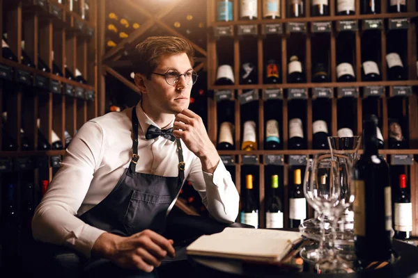 Sommelier προσφέρει μπουκάλι κόκκινο κρασί στον πελάτη — Φωτογραφία Αρχείου