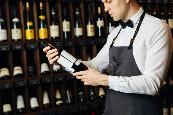 Sommelier παρουσίαση μπουκάλι κόκκινο κρασί στον πελάτη σε μια κάβα κρασιού — Φωτογραφία Αρχείου